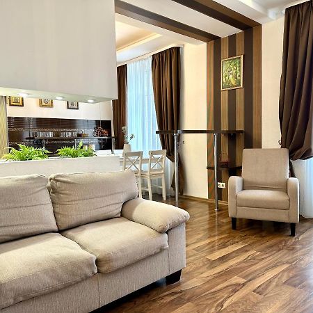Lux Apartments In The City Center With A Coffee Machine, View Of A Theater, Near Zlata Plaza Rivne Kültér fotó