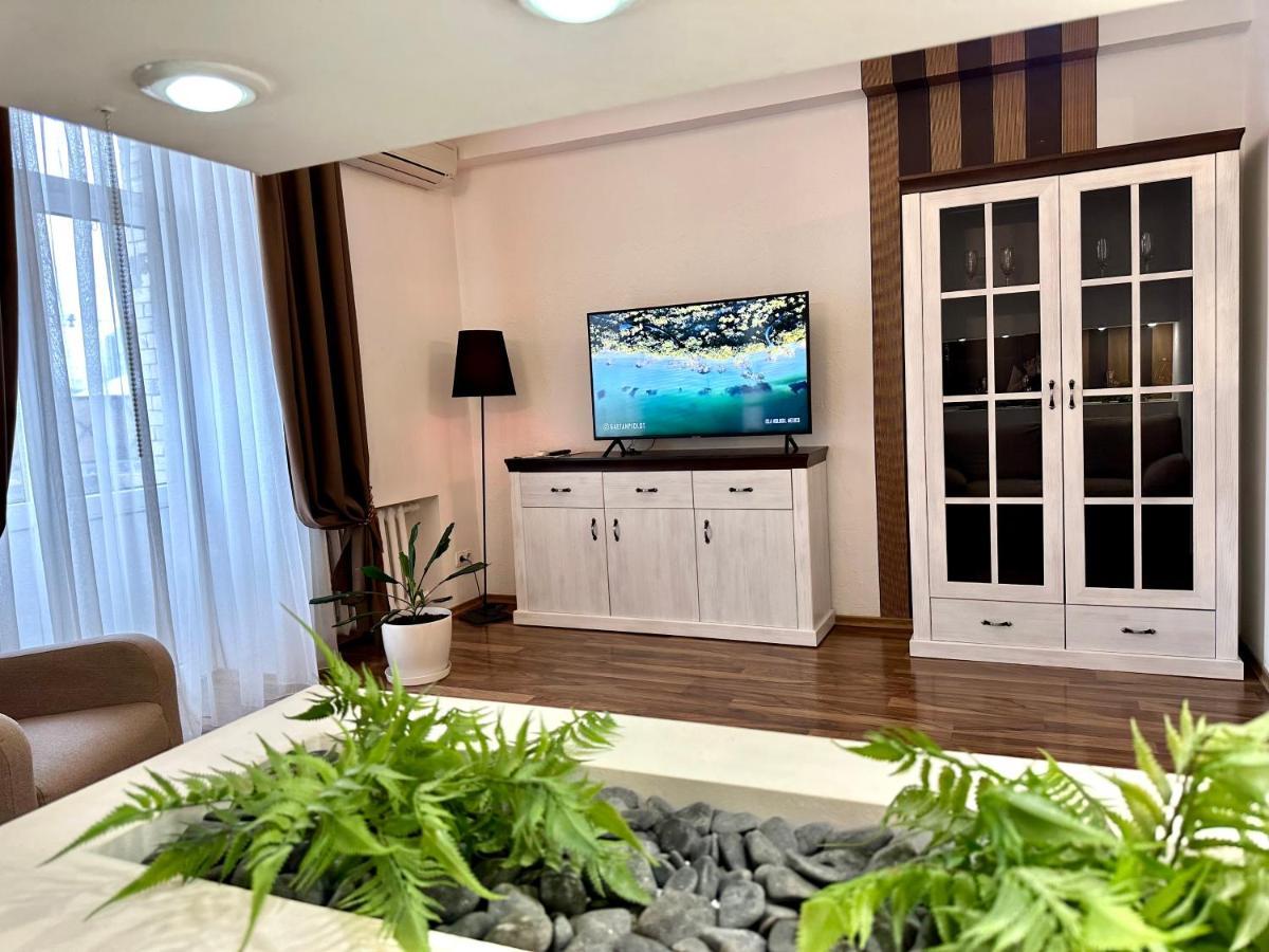 Lux Apartments In The City Center With A Coffee Machine, View Of A Theater, Near Zlata Plaza Rivne Kültér fotó