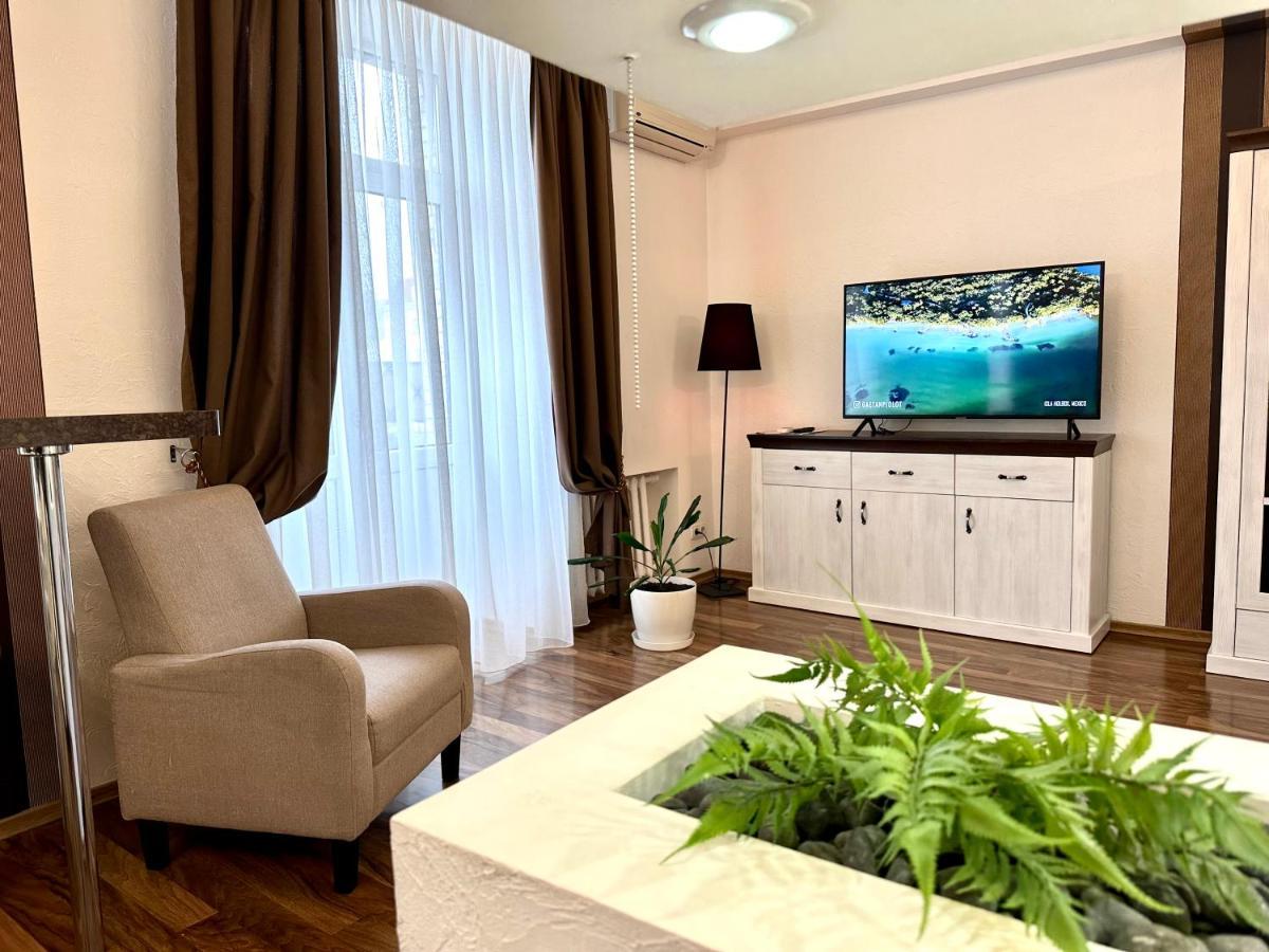 Lux Apartments In The City Center With A Coffee Machine, View Of A Theater, Near Zlata Plaza Rivne Kültér fotó