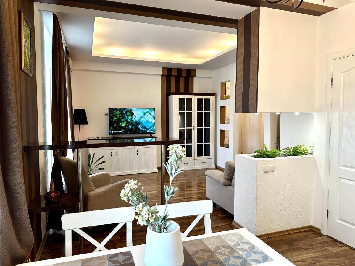 Lux Apartments In The City Center With A Coffee Machine, View Of A Theater, Near Zlata Plaza Rivne Kültér fotó
