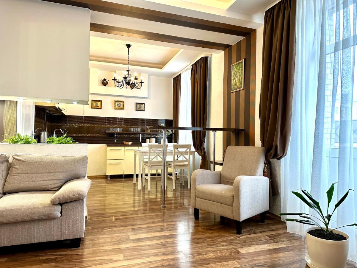 Lux Apartments In The City Center With A Coffee Machine, View Of A Theater, Near Zlata Plaza Rivne Kültér fotó