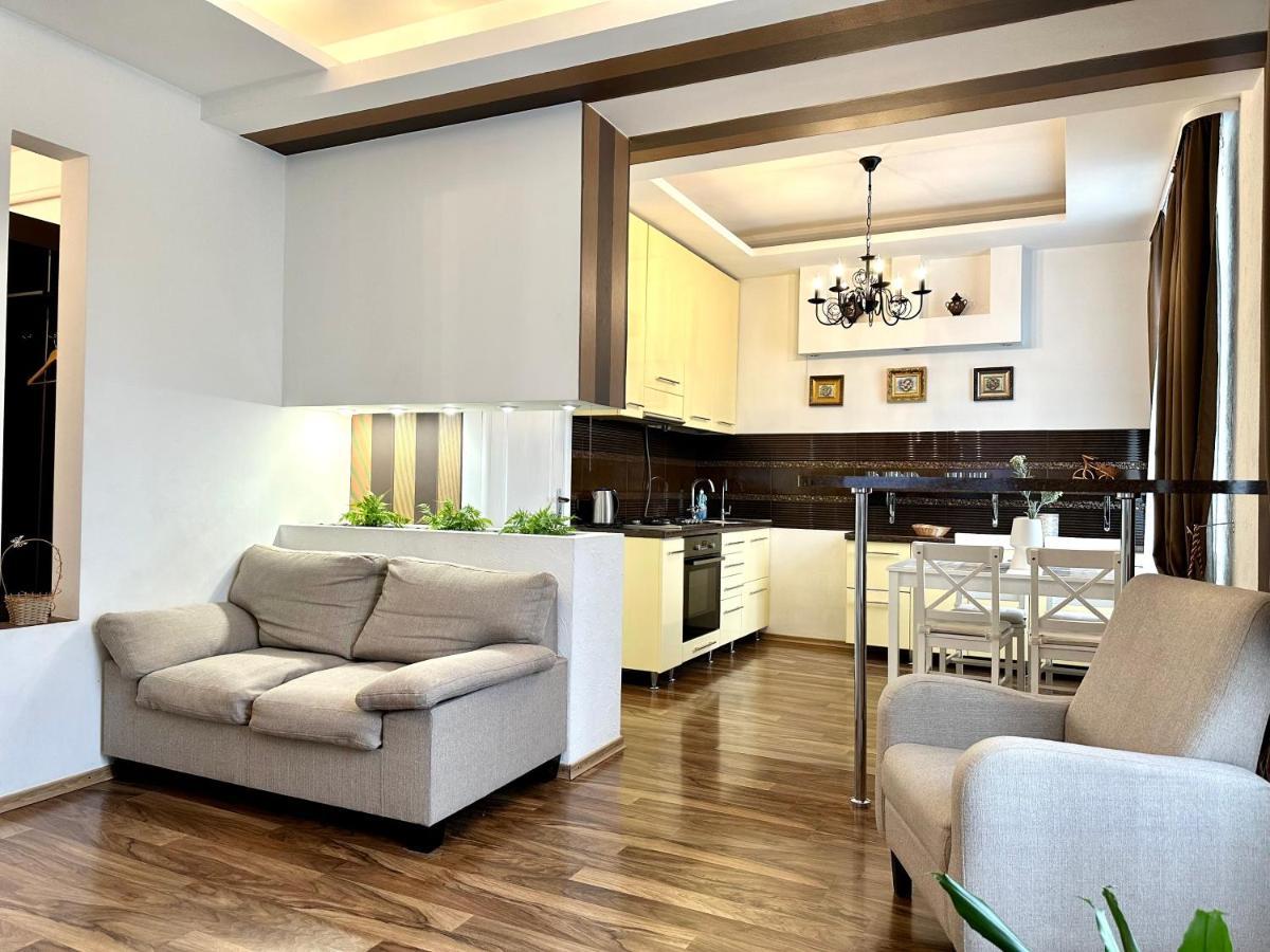 Lux Apartments In The City Center With A Coffee Machine, View Of A Theater, Near Zlata Plaza Rivne Kültér fotó