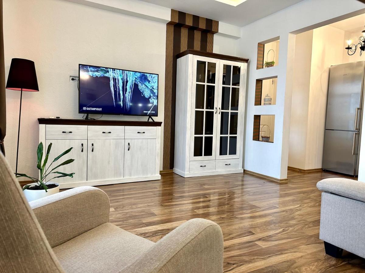 Lux Apartments In The City Center With A Coffee Machine, View Of A Theater, Near Zlata Plaza Rivne Kültér fotó