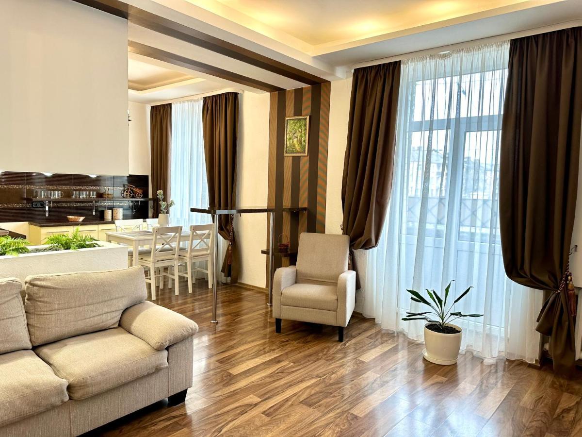 Lux Apartments In The City Center With A Coffee Machine, View Of A Theater, Near Zlata Plaza Rivne Kültér fotó