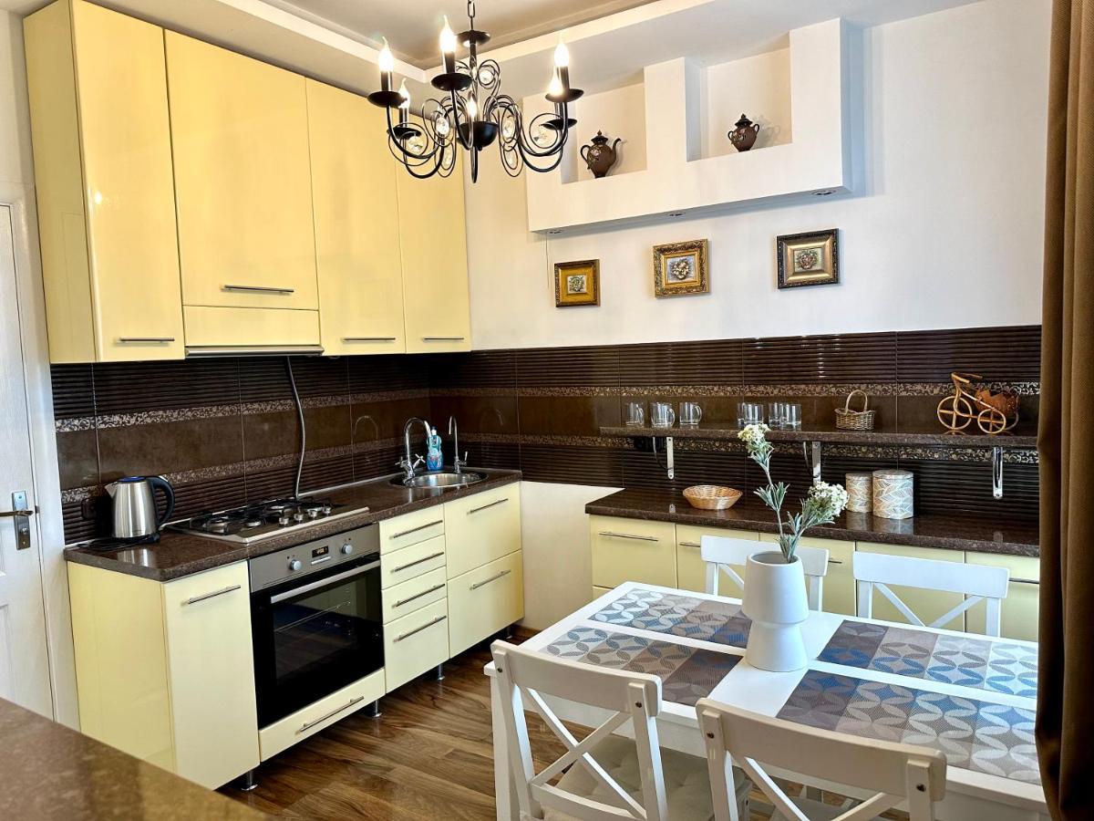 Lux Apartments In The City Center With A Coffee Machine, View Of A Theater, Near Zlata Plaza Rivne Kültér fotó