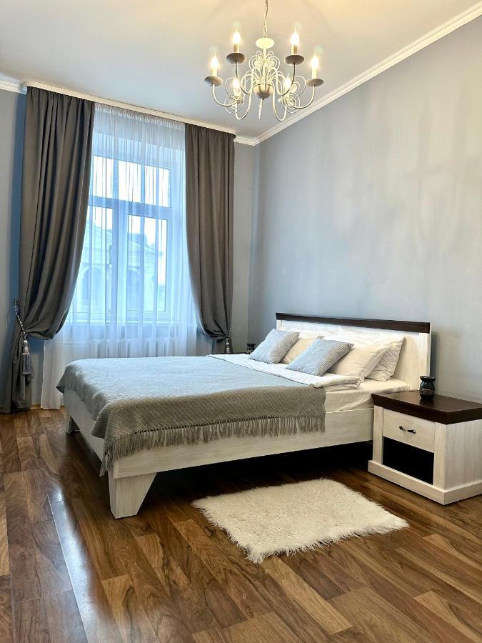 Lux Apartments In The City Center With A Coffee Machine, View Of A Theater, Near Zlata Plaza Rivne Kültér fotó