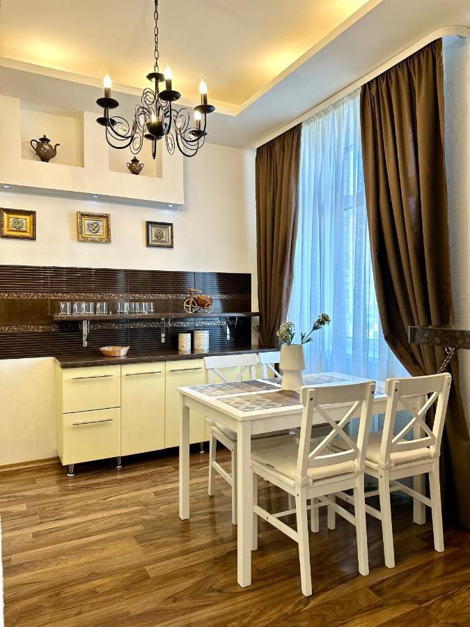 Lux Apartments In The City Center With A Coffee Machine, View Of A Theater, Near Zlata Plaza Rivne Kültér fotó